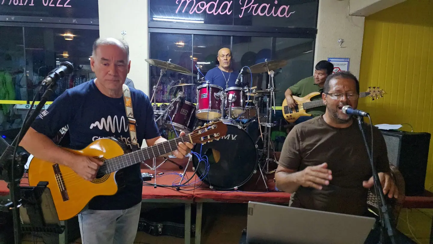 Violonista e cantor num show na varanda de uma loja, na Ascade.
